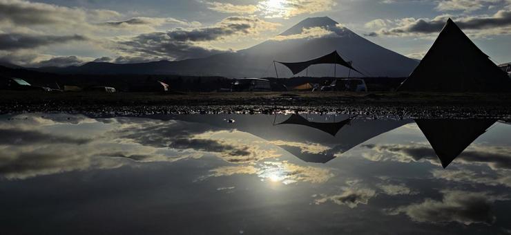 鏡富士(水たまりからの富士山) 鏡富士(水たまりからの富士山) キャンプ,朝,朝日の写真素材