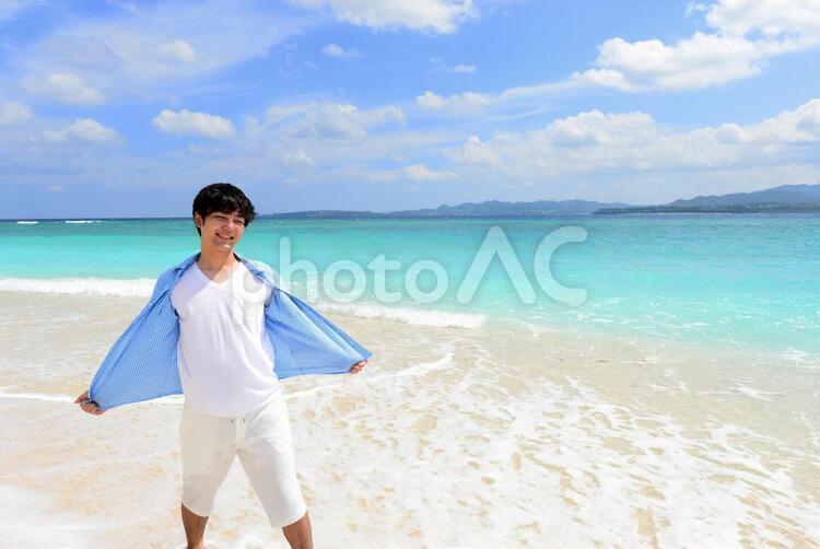 沖縄の美しい海と笑顔の男性 沖縄,男性,男の写真素材
