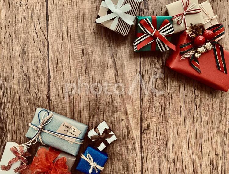 クリスマスプレゼントと木目調の背景 クリスマス,クリスマスイブ,クリスマスパーティーの写真素材