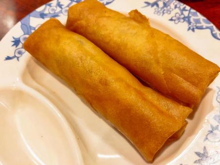 春巻きで一献 春巻き,中華料理,揚げ物の写真素材