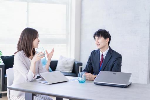 オフィスで楽しく話す男女 オフィスで楽しく話す男女 上司,伝える,笑顔の写真素材