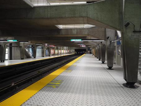 カナダモントリオール地下鉄駅のホーム 地下,地下鉄,メトロの写真素材