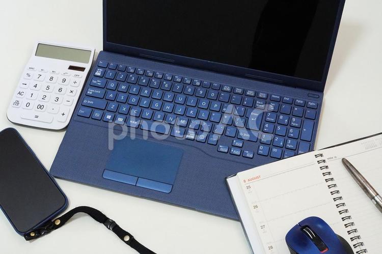 愛用のノートパソコンとスマホ パソコン,ノートパソコン,pcの写真素材