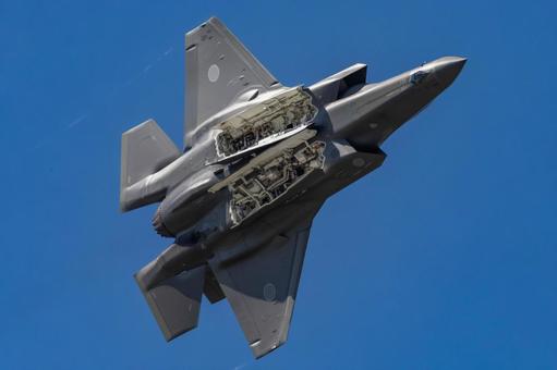 F-35Aウェポンベイオープン F-35Aウェポンベイオープン 戦闘機,空自,ステルスの写真素材