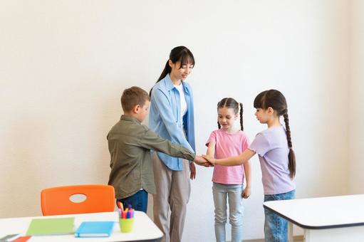 一致団結する先生と生徒 女性,女の子,男の子の写真素材