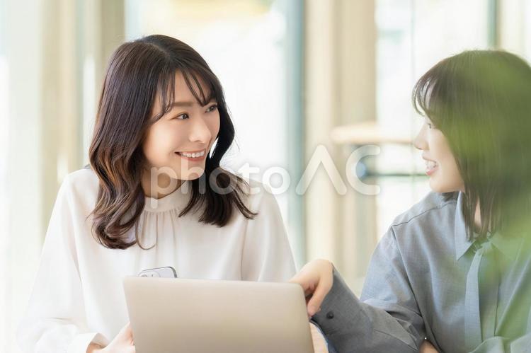 ミーティングをする2人のビジネスウーマン 女性,ビジネス,パソコンの写真素材