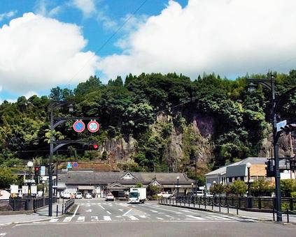 豊後竹田駅と竹田橋 豊後竹田駅と竹田橋 豊後竹田駅,竹田橋南交差点,大分県竹田市会々の写真素材