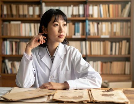 古文書を調査する歴史学者 古文書を調査する歴史学者の写真