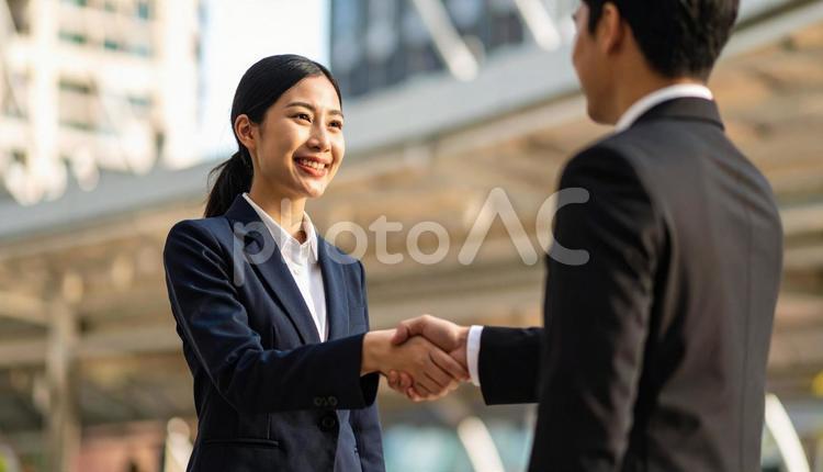 外国人ビジネスマンと握手するビジネス女性 ビジネス,目指す,自信の写真素材
