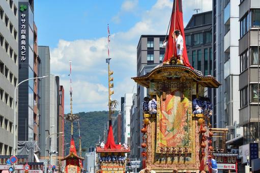 京都祇園祭 山鉾巡行の鉾が建ち並ぶ四条通 京都祇園祭 山鉾巡行の鉾が建ち並ぶ四条通の写真