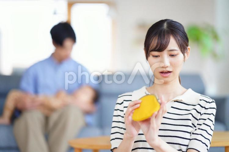 がま口の中を見る女性 女性,がま口,小銭入れの写真素材