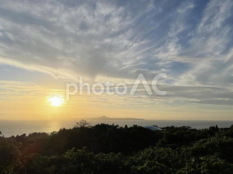 夕日に癒されて。 夕日,夕暮れ,夕焼けの写真素材