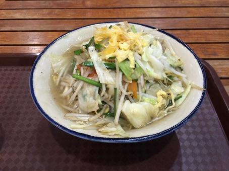 具沢山で山盛りの野菜そば(沖縄そば 具沢山で山盛りの野菜そば(沖縄そばの写真