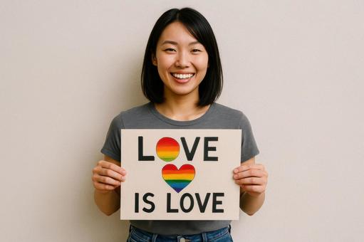 支援メッセージを掲げる女性の写真