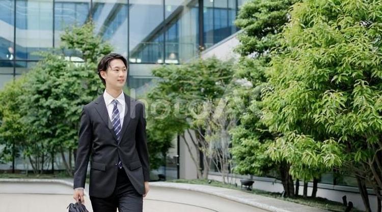 オフィス街を歩くビジネスマン ビジネスマン,歩く,通勤の写真素材