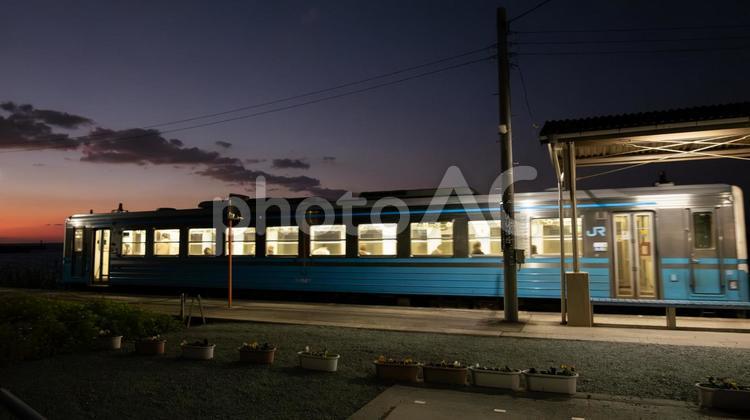 夕焼けに染まる海沿いの駅と列車 海沿い,夕景,駅の写真素材