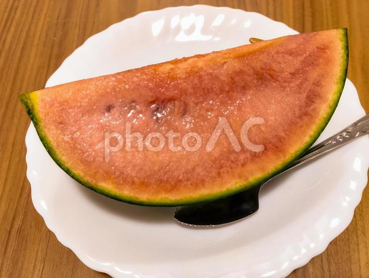 道の駅の格安すいかを切ってみた すいか,西瓜,スイカの写真素材