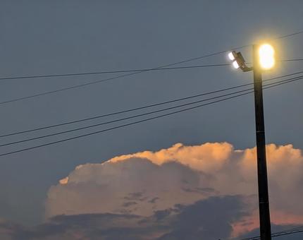 空と街灯と電線 空と街灯と電線の写真