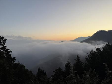 三峰の雲海の写真