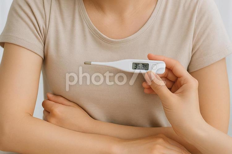 体温計とお腹お抑える女性 体温計,体温測定,病気の写真素材