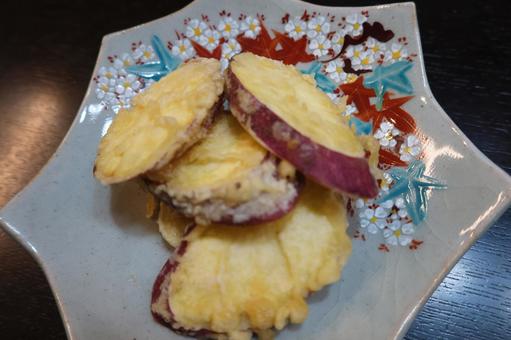 イモ天と犬山焼き（アップ）の写真