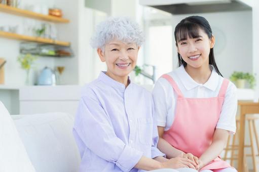 シニア女性を介護をする介護士の女性 シニア女性を介護をする介護士の女性 介護,介護士,シニアの写真素材