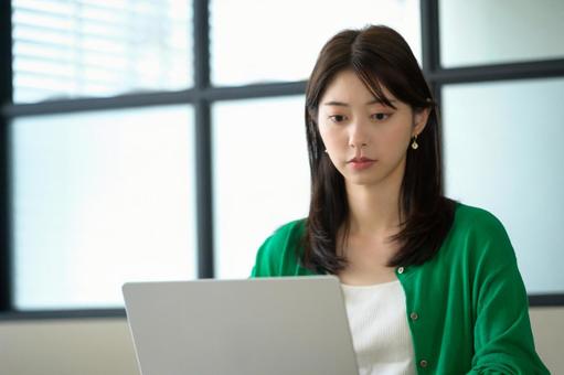 パソコンを操作する日本人女性 パソコンを操作する日本人女性の写真