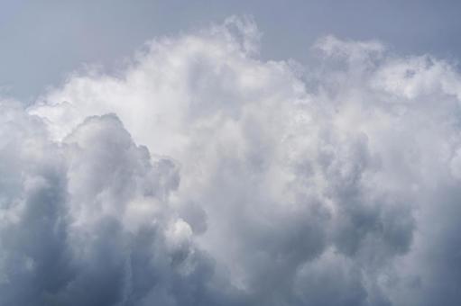 夏の空と曇天 夏の空と曇天 曇天,曇り,雲の写真素材