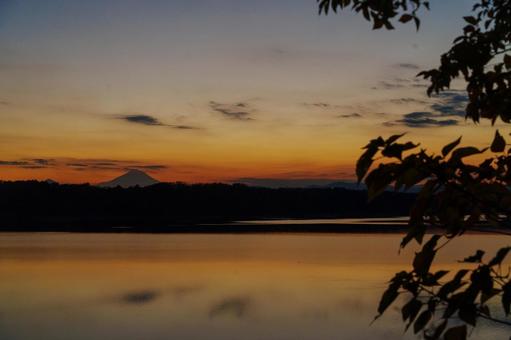 多摩湖の夕陽と富士山 多摩湖,富士山,夕陽の写真素材