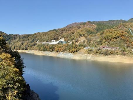 秋晴れの九頭竜湖　紅葉の山肌 夢のかけはし,吊り橋,工事現場の写真素材