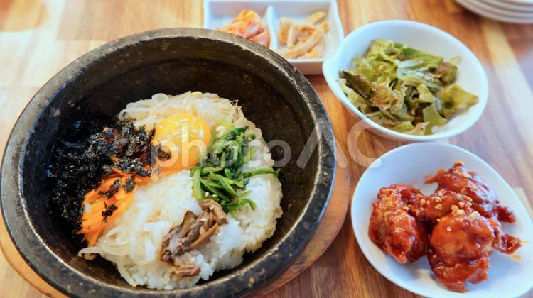 韓国料理の石焼ビビンパとヤンニョムチキン 韓国料理,石焼ビビンパ,ヤンニョムチキンの写真素材