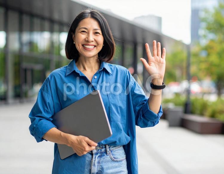 笑顔で挨拶する女性 女性,笑顔,ビジネスウーマンの写真素材