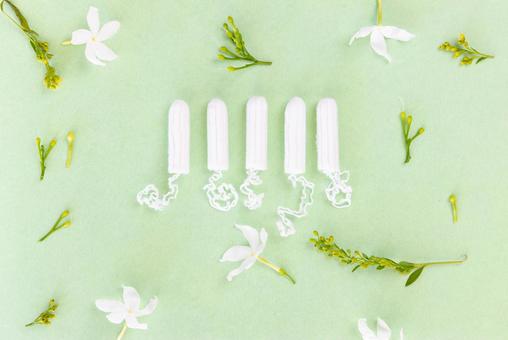 タンポンと散らばった花 生理,月経,生理用品の写真素材