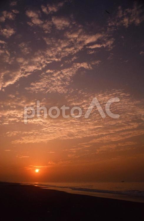 日の出の海岸線と空 日の出,明け方,朝焼けの写真素材