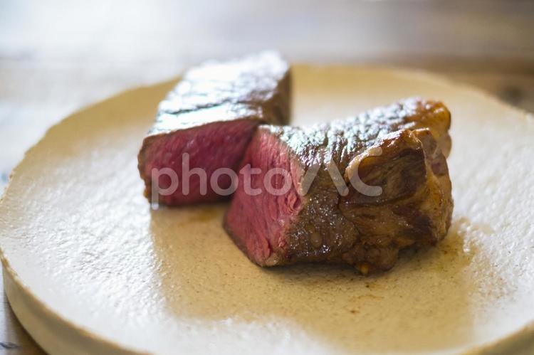 肉の塊を切る ローストビーフ,ステーキ,肉料理の写真素材