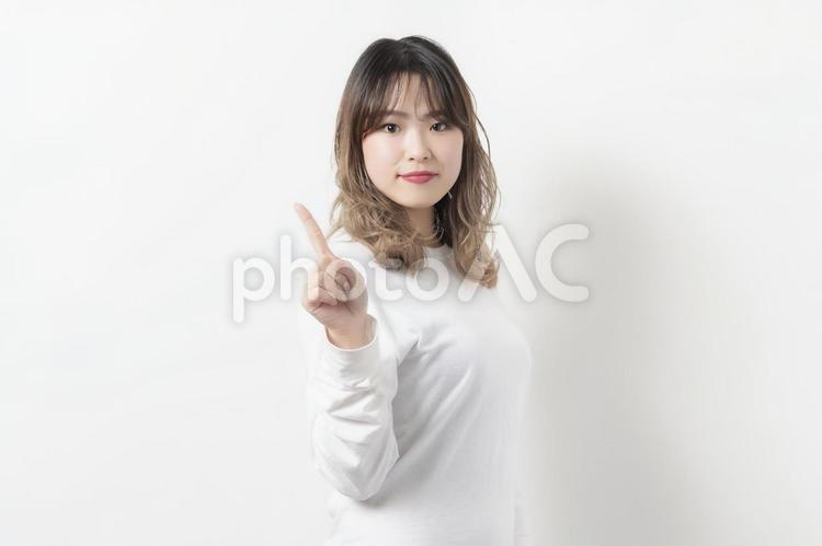 ビジネスのポイントを指し示す若い女性 ヒント,ポイント,女性の写真素材