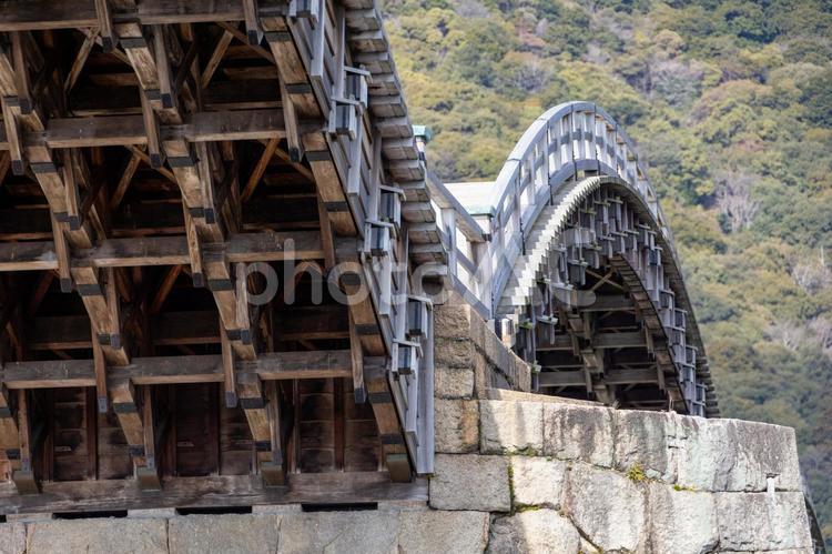 岩国錦帯橋を下から見上げた橋の裏側 錦帯橋,錦川,木製の写真素材