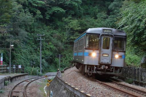 坪尻駅を横目に本線を走る土讃線の普通列車 坪尻駅を横目に本線を走る土讃線の普通列車 jr,jr四国,土讃線の写真素材