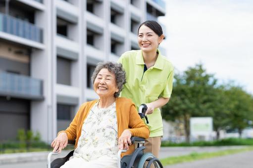 車椅子のシニアの女性と介護福祉士 車椅子のシニアの女性と介護福祉士 介護,車椅子,シニアの写真素材