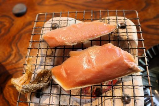 新潟県村上名物・塩引き鮭を七輪で炙り焼き 塩引き鮭,塩引鮭,新潟県村上市の写真素材