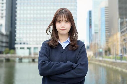 カメラ目線で腕を組む女子高生 カメラ目線,高校生,中学生の写真素材