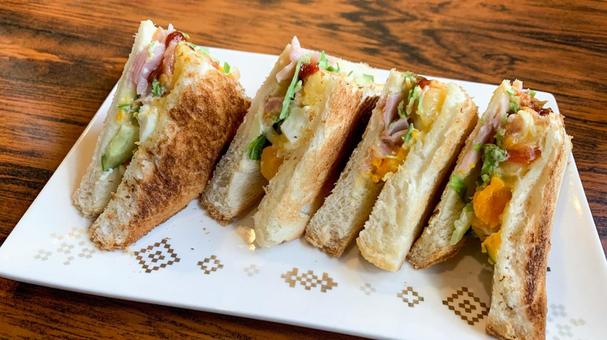 具だくさんのミックスホットサンド 具だくさんのミックスホットサンド ホットサンド,ミックスサンド,パンの写真素材