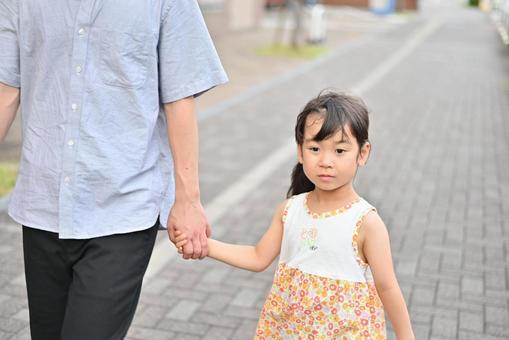 父親と手をつないで散歩する女の子 夏2 子供,親子,パパの写真素材