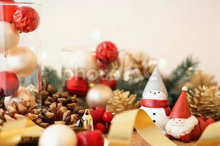 赤と金のクのリスマスイメージ クリスマス,サンタ,雪だるまの写真素材