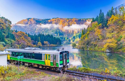 紅葉の中の只見川沿いを走る只見線 只見川,只見線,紅葉の写真素材