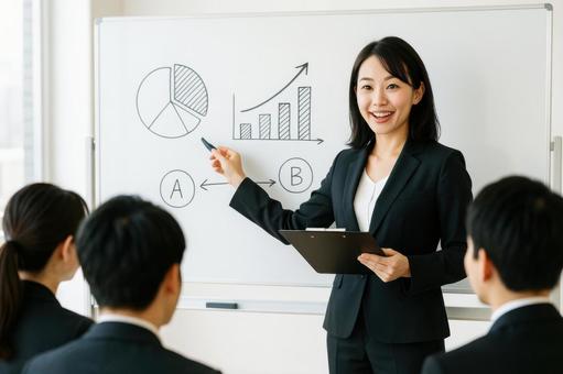 研修を行う女性講師 研修を行う女性講師の写真