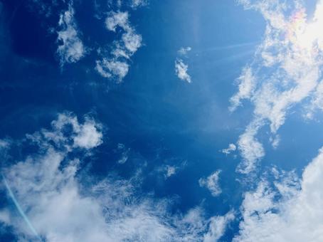 光差す青空と白い雲 光差す青空と白い雲の写真