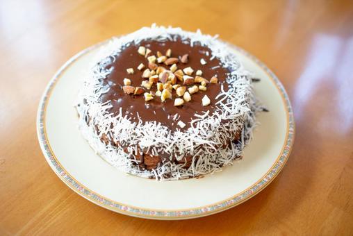 ココナッツとナッツのチョコケーキ ケーキ,チョコレートケーキ,チョコレートの写真素材