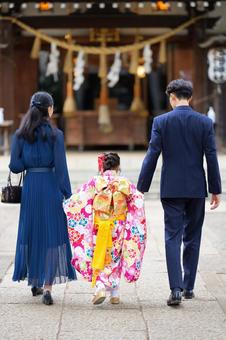 神社へ向かう家族の後ろ姿 神社へ向かう家族の後ろ姿 七五三,お参り,七五三参りの写真素材