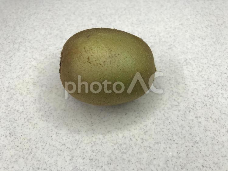 毛を取り除いたキウイフルーツ キウイ,キウイフルーツ,果物の写真素材
